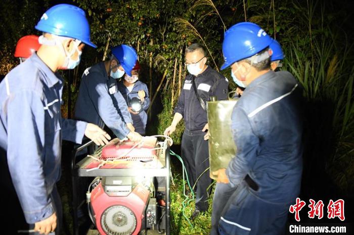 工作人员搭建临时线路用于照明